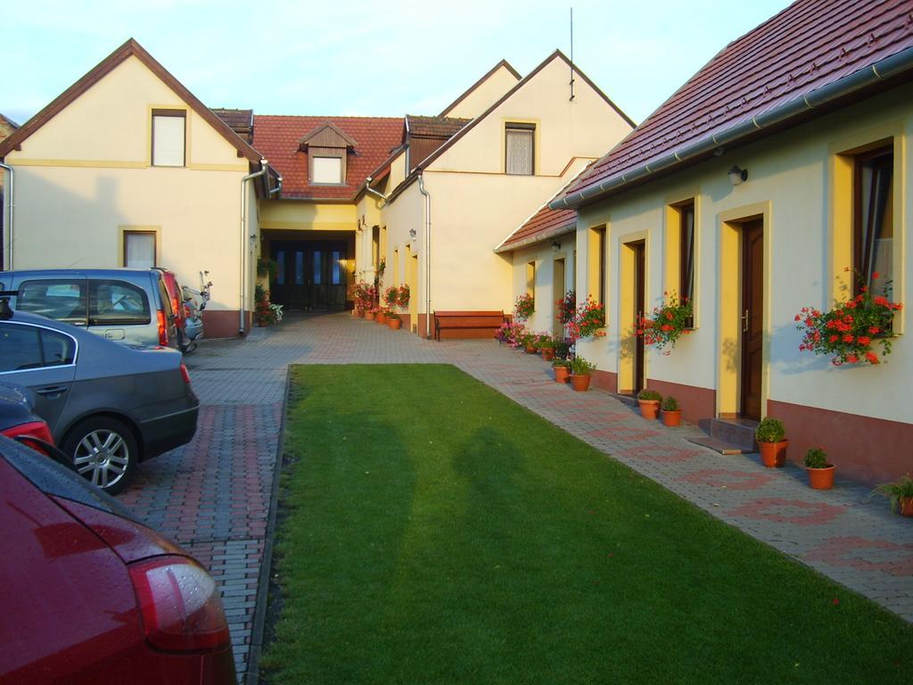 Szuts Panzio Bed and Breakfast Fertőrákos Buitenkant foto