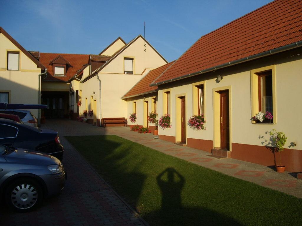 Szuts Panzio Bed and Breakfast Fertőrákos Buitenkant foto
