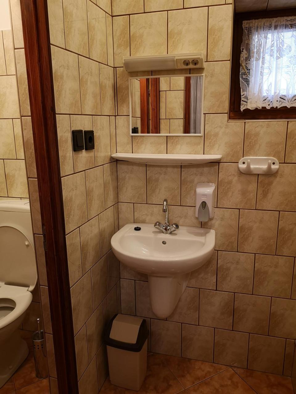 Szuts Panzio Bed and Breakfast Fertőrákos Buitenkant foto