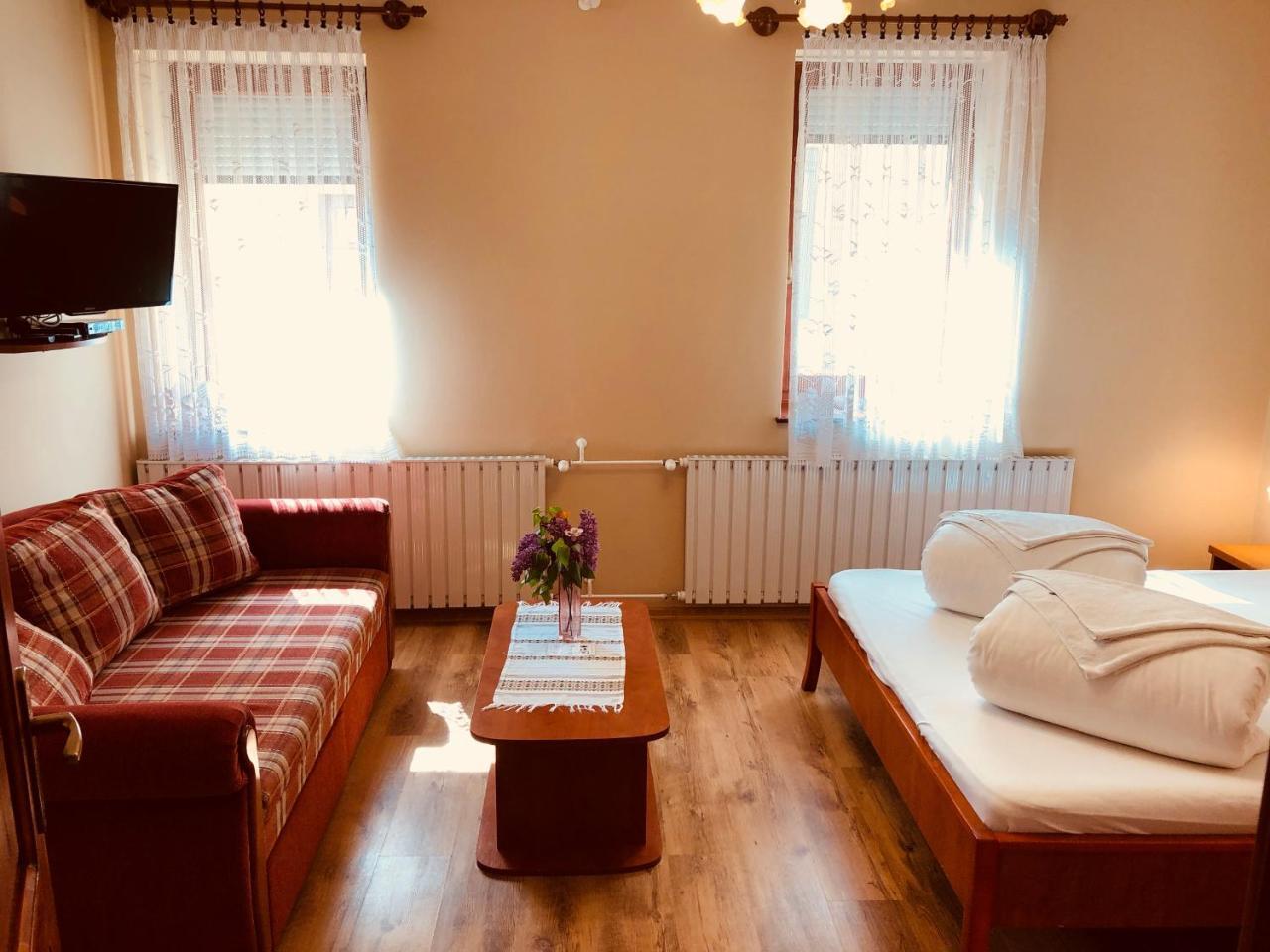 Szuts Panzio Bed and Breakfast Fertőrákos Buitenkant foto
